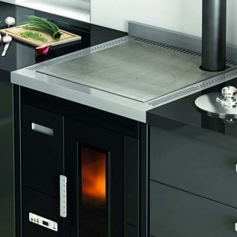 Eva Calòr NINA Cuisinière à granulés ventilée avec plaque de cuisson en métal - version encastrable - 7,2 kw - 160 m³ chauffable - noir